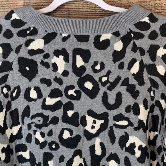 Stella & Dot Side Button Sweater Gray Black Leopard Print SZ Medium NWT - Picture 6 of 9